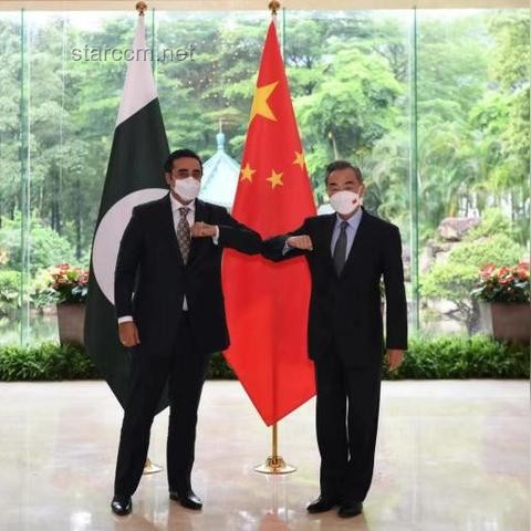 **“寶,你要讓男人有失去感”VS“平等相待,共同成長”:情感策略對比分析** **“寶,你要讓男人有失去感”VS“平等相待,共同成長”:情感策略對比分析**