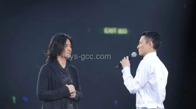 ?跨界情感共鳴：陳小春演唱會現(xiàn)場淚目，鄭伊健演繹的創(chuàng)新情感鏈接??