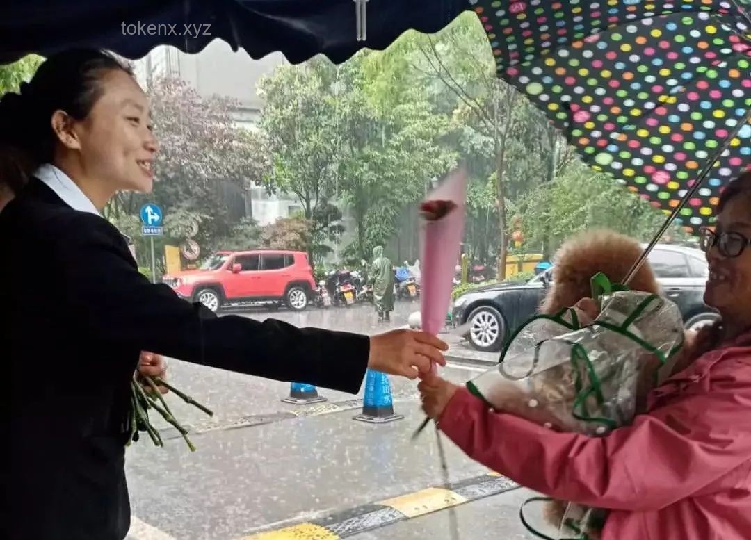 偉大母愛VS個(gè)人犧牲:雨中撐傘行為的對(duì)比分析 偉大母愛VS個(gè)人犧牲:雨中撐傘行為的對(duì)比分析