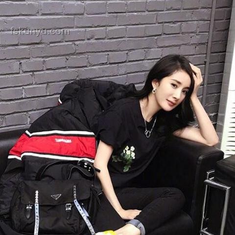 女星自創(chuàng)品牌高價T恤引爭議,明星帶貨模式待考 女星自創(chuàng)品牌高價T恤引爭議,明星帶貨模式待考