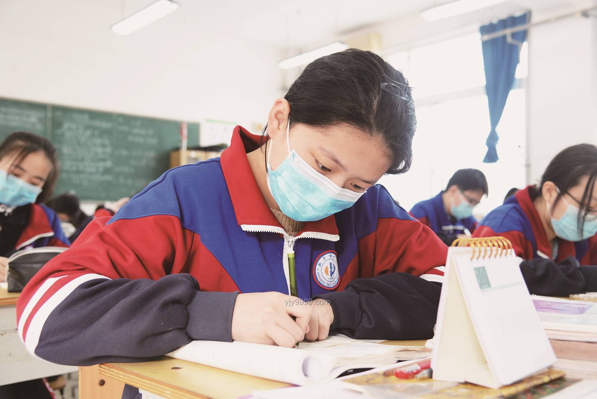 高三班主任送第一屆學(xué)生畢業(yè)落淚:情感與責(zé)任的交織 高三班主任送第一屆學(xué)生畢業(yè)落淚:情感與責(zé)任的交織