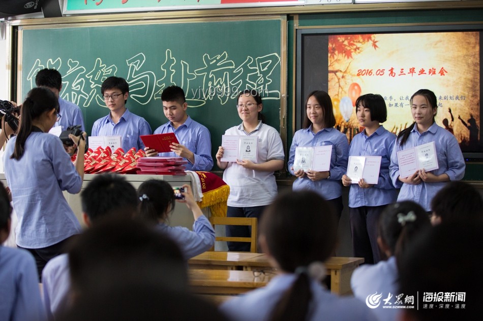 高三班主任送第一屆學(xué)生畢業(yè)落淚:情感與責(zé)任的交織 高三班主任送第一屆學(xué)生畢業(yè)落淚:情感與責(zé)任的交織