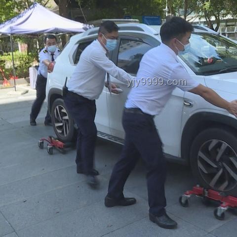 游客飯店門口停車被打，當地回應及解決方案