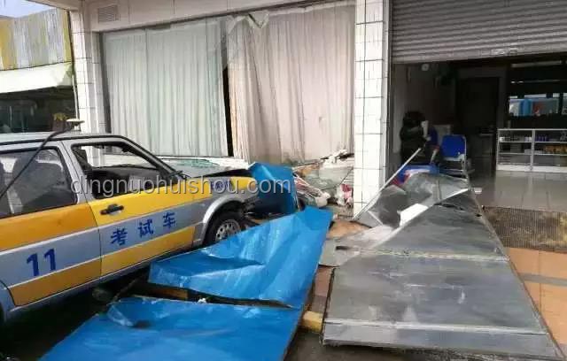 小伙第一個沖出考場,交警暖心贈小熊?? 小伙第一個沖出考場,交警暖心贈小熊??