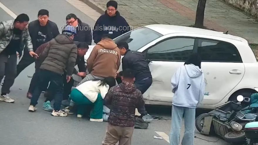 小伙第一個沖出考場,交警暖心贈小熊?? 小伙第一個沖出考場,交警暖心贈小熊??