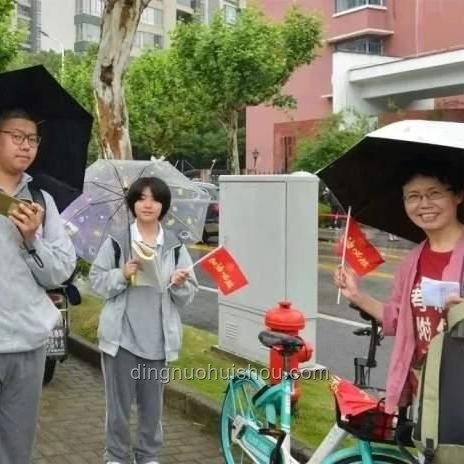 高考考場外全國統(tǒng)一動作:溫情守候與心路歷程 高考考場外全國統(tǒng)一動作:溫情守候與心路歷程