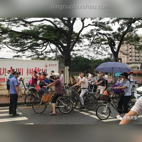 高考考場外全國統(tǒng)一動作:溫情守候與心路歷程 高考考場外全國統(tǒng)一動作:溫情守候與心路歷程