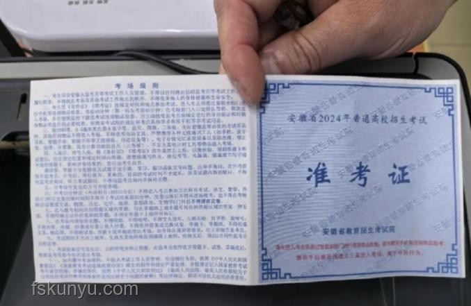 高考驚魂:當?shù)谝幻魷士甲C的學生出現(xiàn) 高考驚魂:當?shù)谝幻魷士甲C的學生出現(xiàn)