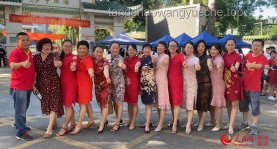 老師穿紅旗袍送考VS常規(guī)送考方式 老師穿紅旗袍送考VS常規(guī)送考方式