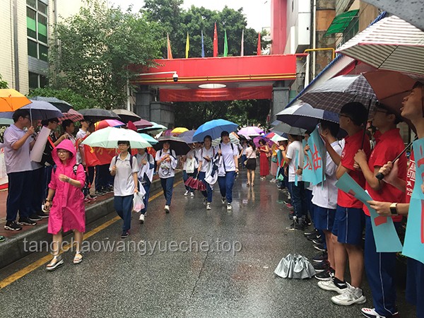 老師穿紅旗袍送考VS常規(guī)送考方式 老師穿紅旗袍送考VS常規(guī)送考方式