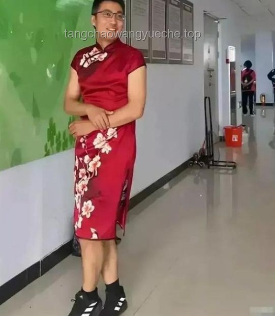 老師穿紅旗袍送考VS常規(guī)送考方式 老師穿紅旗袍送考VS常規(guī)送考方式