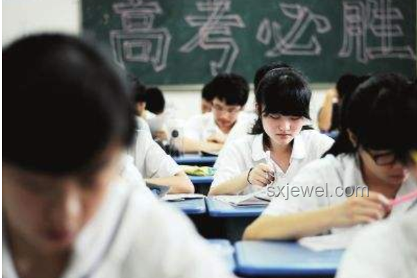 父親舉張凌赫立牌接高考女兒:親情表達方式的對比分析 父親舉張凌赫立牌接高考女兒:親情表達方式的對比分析