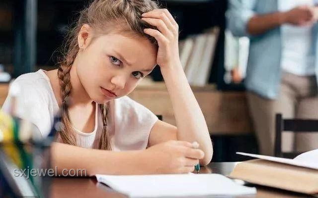 父親舉張凌赫立牌接高考女兒:親情表達方式的對比分析 父親舉張凌赫立牌接高考女兒:親情表達方式的對比分析