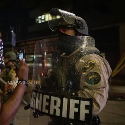 洛杉磯壯漢抗議者4拳打懵3名警察事件分析 洛杉磯壯漢抗議者4拳打懵3名警察事件分析