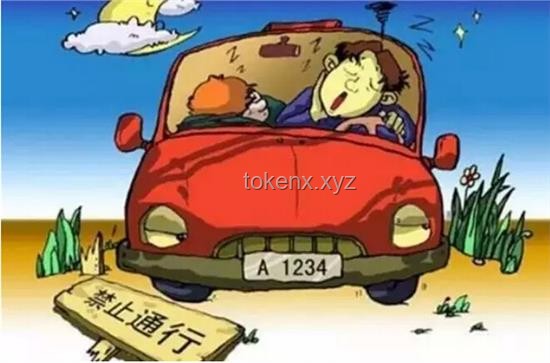 男子開車陋習透視:腳伸窗外玩手機,行車安全新挑戰(zhàn) 男子開車陋習透視:腳伸窗外玩手機,行車安全新挑戰(zhàn)