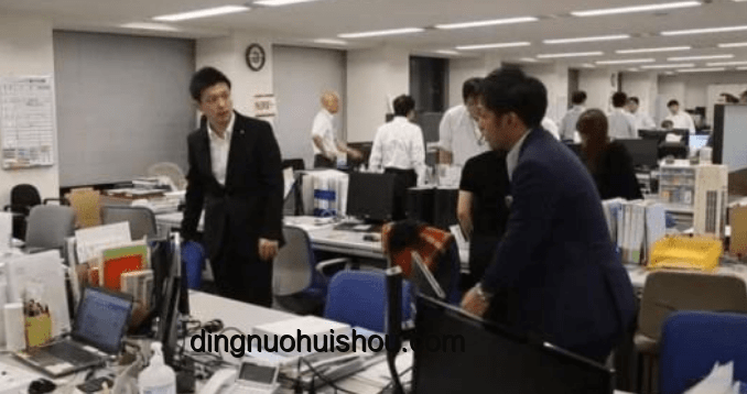 銀行老齡化挑戰(zhàn):58歲柜員放大鏡辦業(yè)務(wù)引熱議 銀行老齡化挑戰(zhàn):58歲柜員放大鏡辦業(yè)務(wù)引熱議