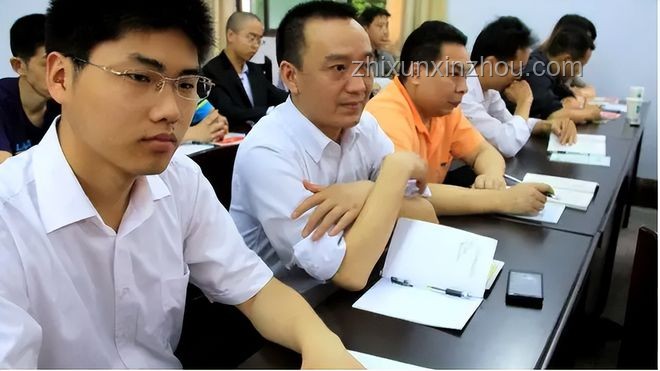年輕人鄉(xiāng)鎮(zhèn)公務(wù)員之路:比港大碩士更香的選擇? 年輕人鄉(xiāng)鎮(zhèn)公務(wù)員之路:比港大碩士更香的選擇?