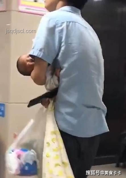 男生拍視頻意外暴露脊柱隱裂,網友遠程診斷顯神威 男生拍視頻意外暴露脊柱隱裂,網友遠程診斷顯神威