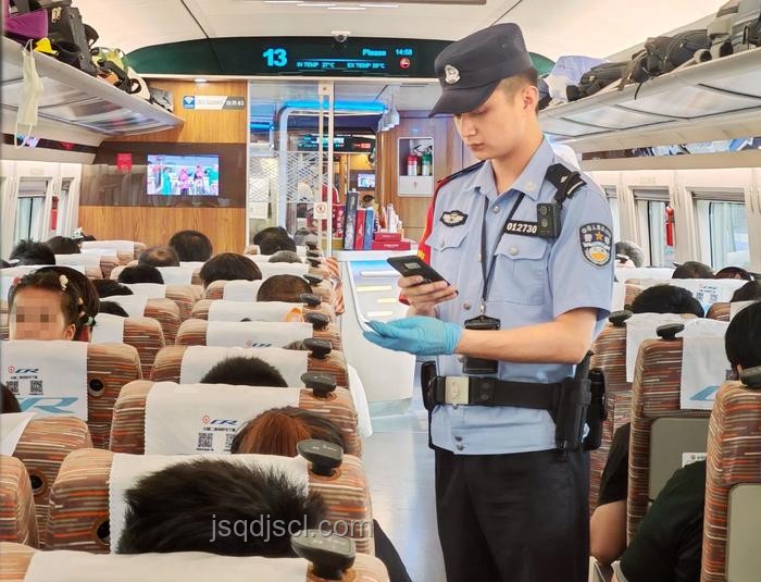 列車工作人員吸煙事件對比分析：職業(yè)操守與公眾期望