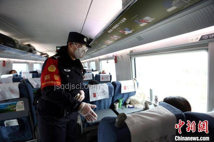 列車工作人員吸煙事件對比分析：職業(yè)操守與公眾期望