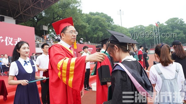 中國農(nóng)大校長“馬拉松式撥穗”現(xiàn)象對比分析
