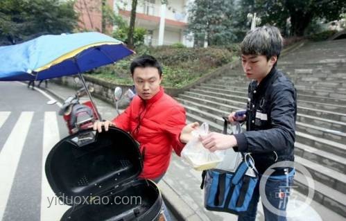 外賣小哥征服外國(guó)游客:語言與文化交流的獨(dú)特橋梁 外賣小哥征服外國(guó)游客:語言與文化交流的獨(dú)特橋梁