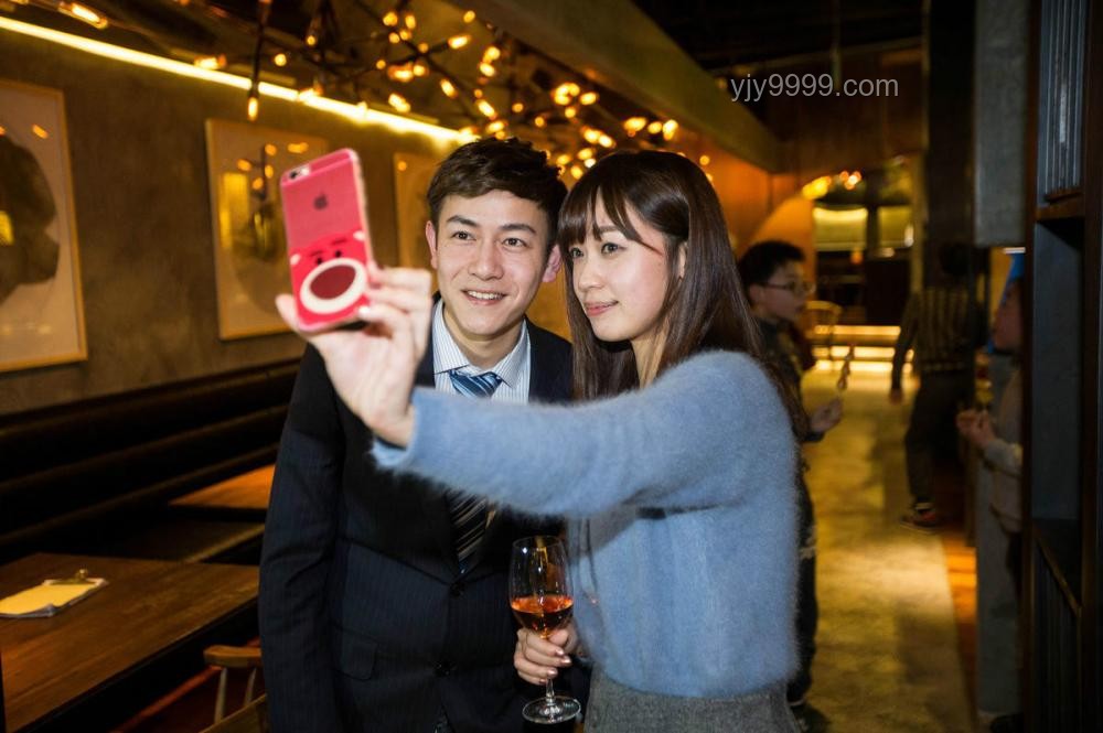 酷似林依晨的曼聯(lián)女孩與高考出分考生對比分析