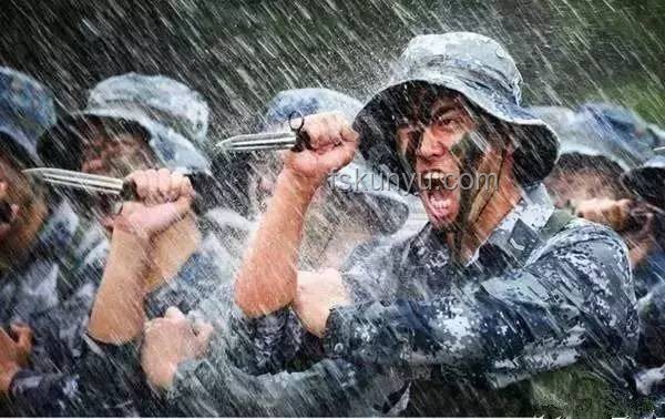 大雨磅礴中的情感與毅力:教練痛哭與球員拼搏對(duì)比分析 大雨磅礴中的情感與毅力:教練痛哭與球員拼搏對(duì)比分析