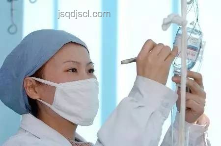 女子輸液過敏不幸離世，轉(zhuǎn)院黑救護(hù)車成悲劇導(dǎo)火索??