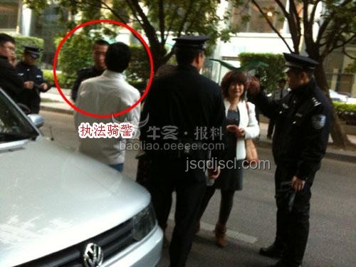 交警私車(chē)逼停摩托：官方通報(bào)下的創(chuàng)新執(zhí)法思考
