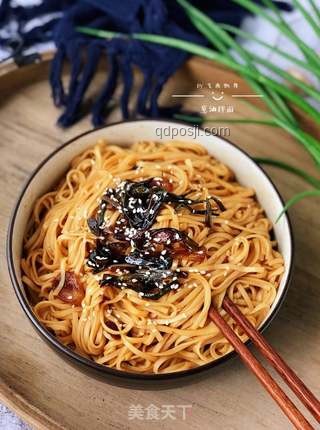 大學(xué)生就業(yè)指導(dǎo):利用蔥燒大排速成分蔥油拌面,提升生活技能 大學(xué)生就業(yè)指導(dǎo):利用蔥燒大排速成分蔥油拌面,提升生活技能