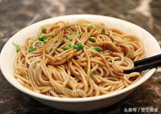 大學(xué)生就業(yè)指導(dǎo):利用蔥燒大排速成分蔥油拌面,提升生活技能 大學(xué)生就業(yè)指導(dǎo):利用蔥燒大排速成分蔥油拌面,提升生活技能