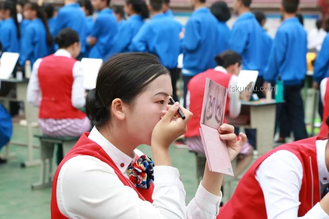 小伙中考720分后轉(zhuǎn)校職高學(xué)烹飪：選擇多樣的人生路