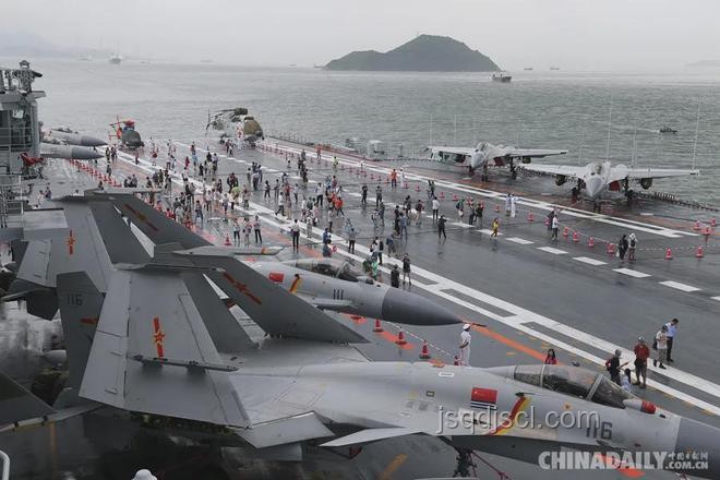 香港市民登山東艦體驗(yàn)槍械的獨(dú)特性分析