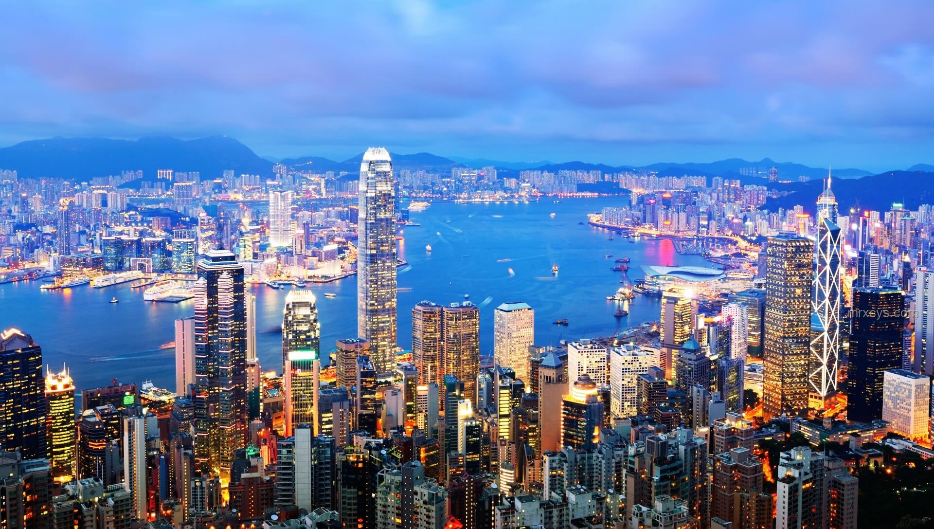 航拍視角下的軍事影響力:山東艦夜泊維多利亞港深度洞察 航拍視角下的軍事影響力:山東艦夜泊維多利亞港深度洞察