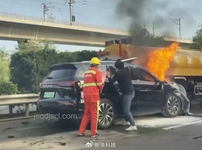 問(wèn)界車(chē)主智駕事故索賠百萬(wàn)，責(zé)任歸屬與技術(shù)爭(zhēng)議探析