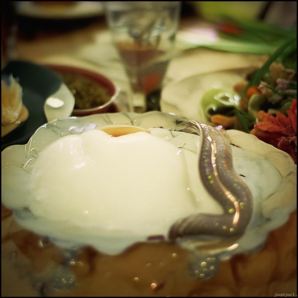 虛一直構(gòu)視角下的餐飲新體驗：白厄烤魚與麥田晚風(fēng)的深度解析