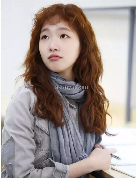 燙羊毛卷的馬思純，37歲再現(xiàn)巔峰美