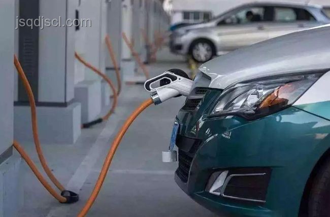 南方高溫下的燃油車主困境:淘汰或成定局? 南方高溫下的燃油車主困境:淘汰或成定局?