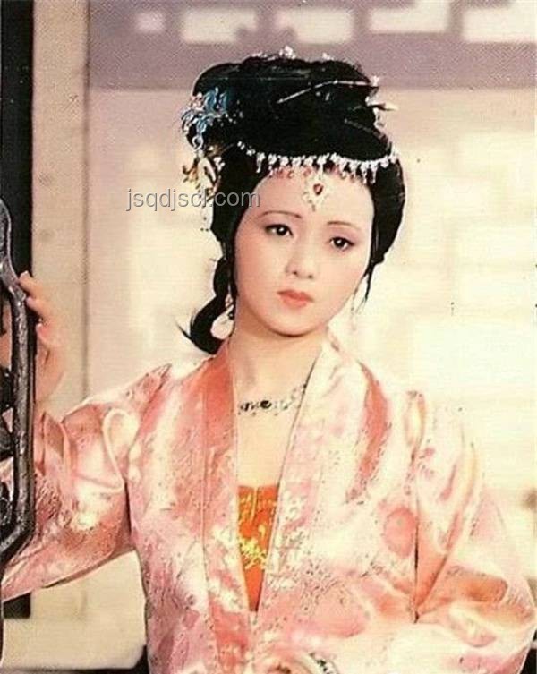 薛寶釵觀玉:有心布局或突發(fā)奇想?深度剖析《紅樓夢(mèng)》情感走向 薛寶釵觀玉:有心布局或突發(fā)奇想?深度剖析《紅樓夢(mèng)》情感走向