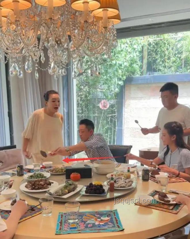 5人聚餐費用分擔:男女各自付各自,普通朋友處理方案 5人聚餐費用分擔:男女各自付各自,普通朋友處理方案