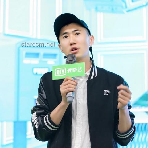50歲阿姨脫口秀爆火：跨界創(chuàng)新，年齡不設(shè)限